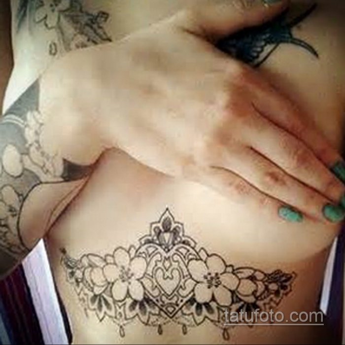 Тату под грудью у девушек