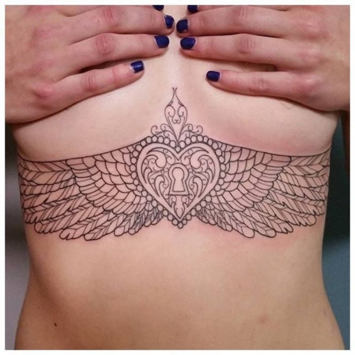 Тату под грудью