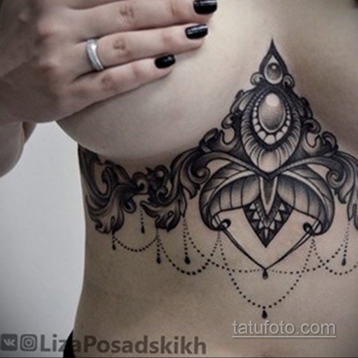 Тату под грудью