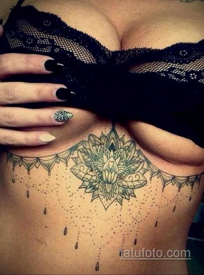 Тату между грудью