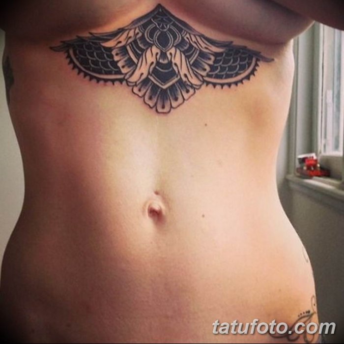 Тату на грудине у девушек