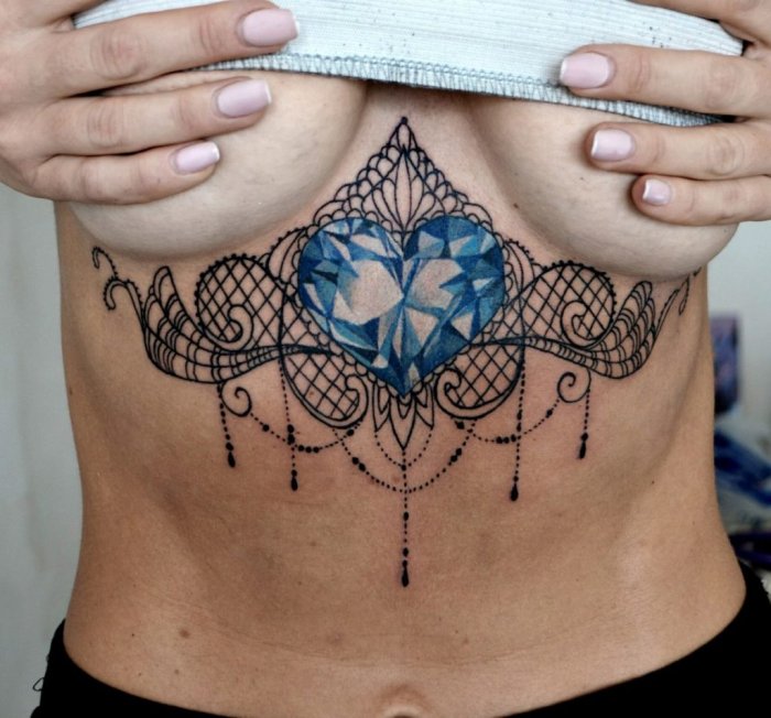 Тату под грудью