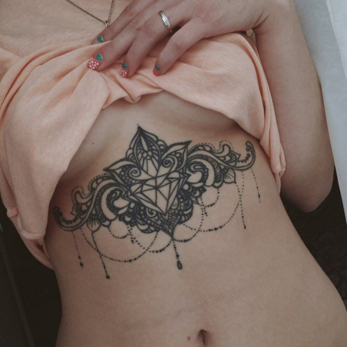 Женские Татуировки под грудью