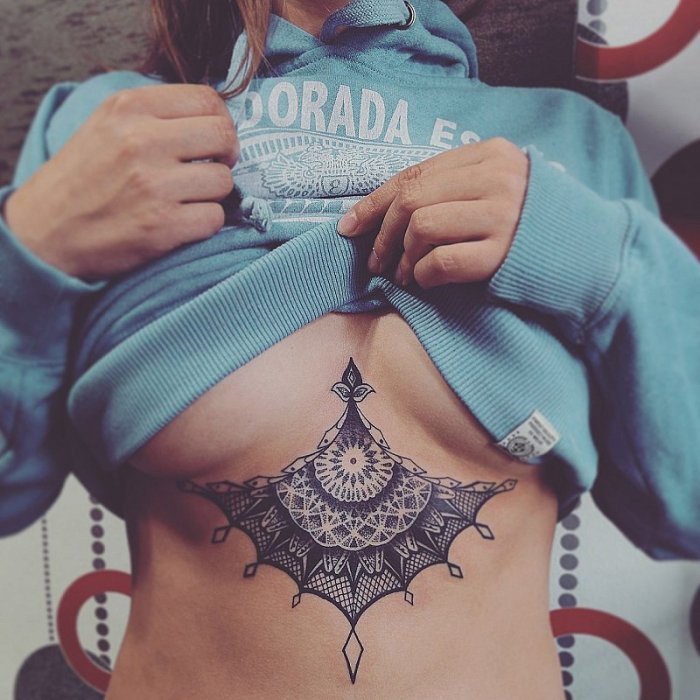 Необычные тату под грудью