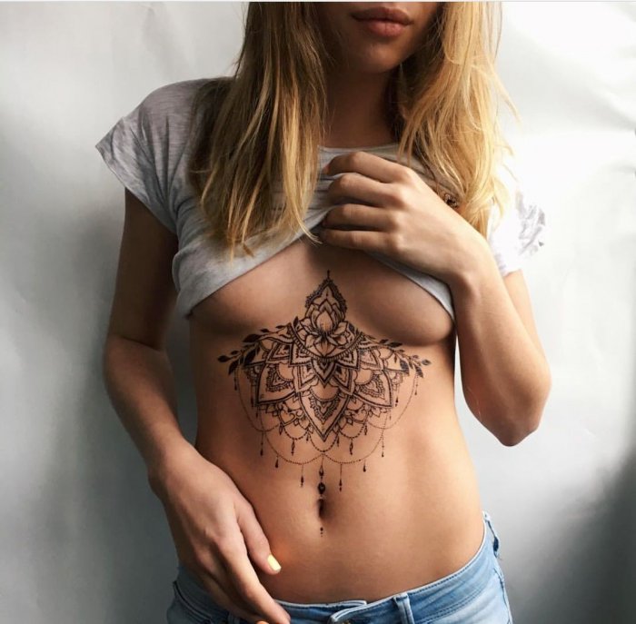 Тату под грудью у девушек