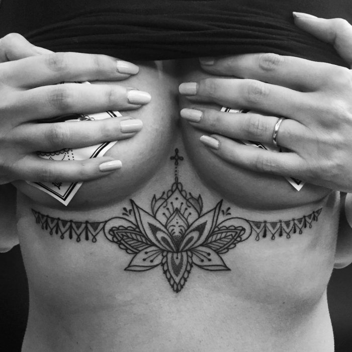 Красивые женские тату под грудью