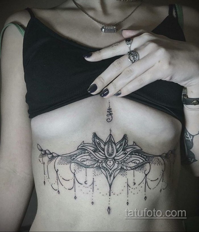 Тату под грудью