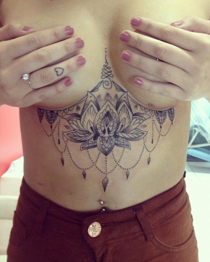 Тату под грудью