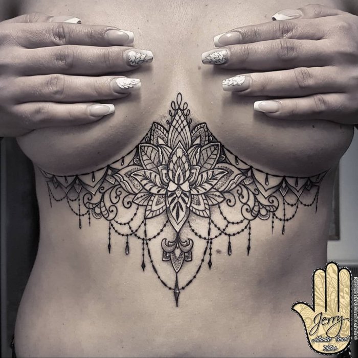 Тату над грудине у девушек