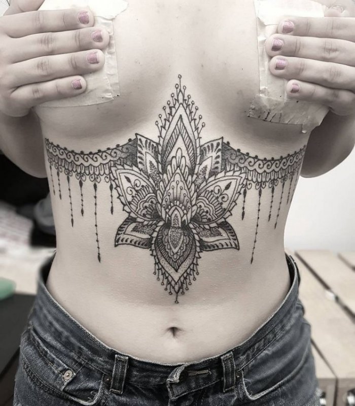 Тату под грудью