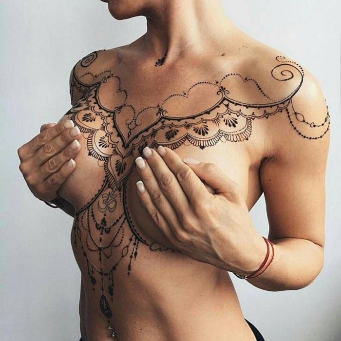 Тату под грудью у девушек