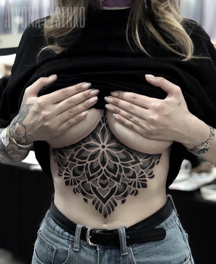 Женские Татуировки под грудью
