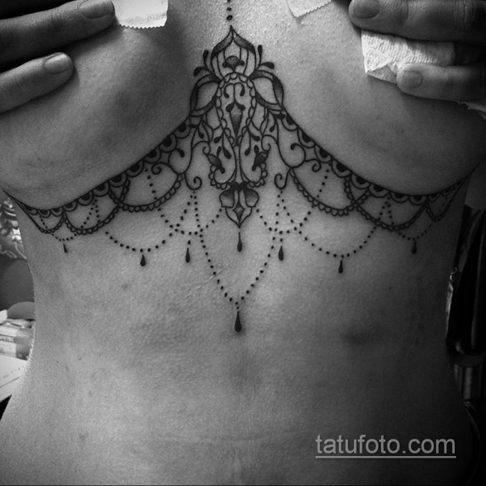 Тату под грудью