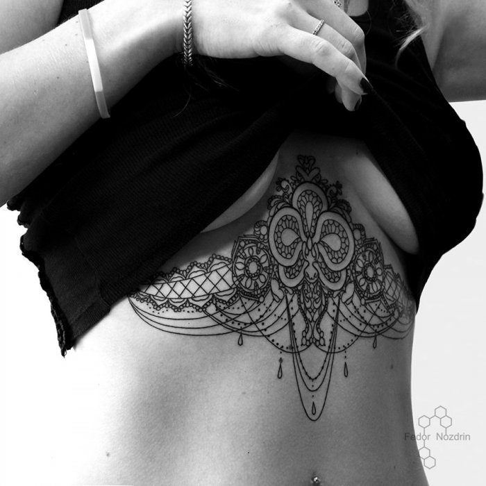 Тату под грудью