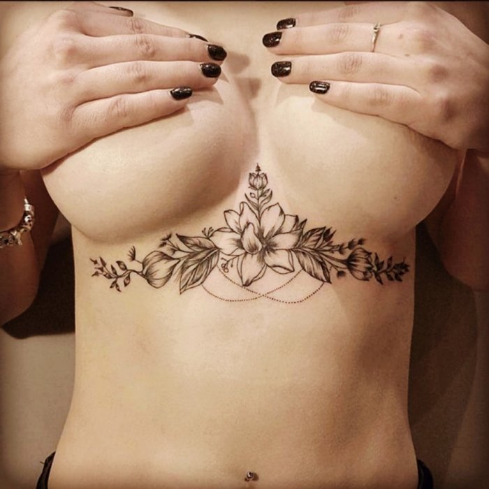 Тату на грудине у девушек