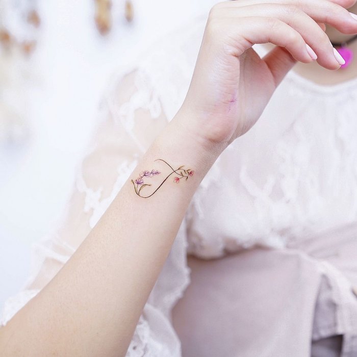Тату на руке для девушек маленькие