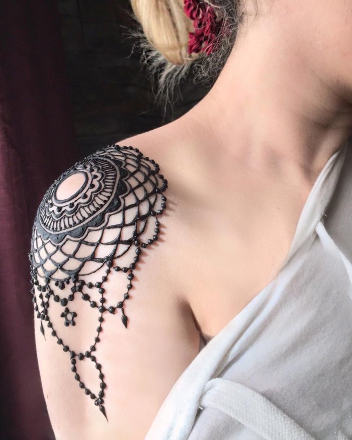 Тату цветы на плече для девушек