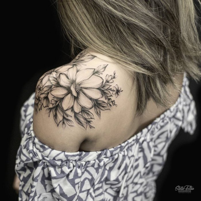Тату на плече женские