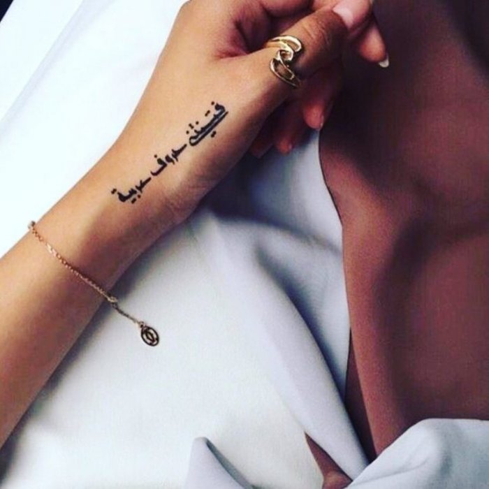 Тату на запястье для девушек надписи