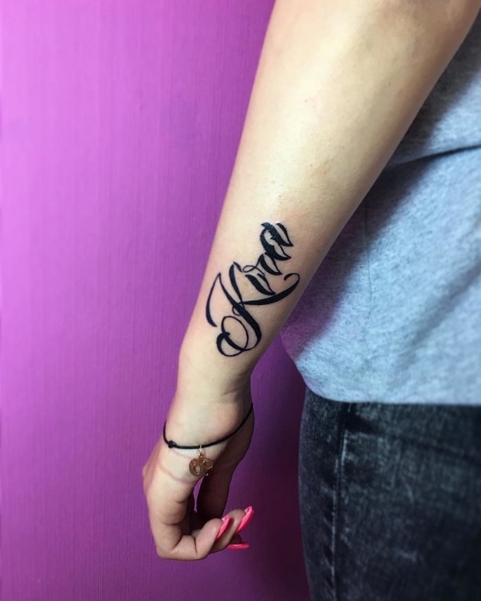 Тату на руке для девушек надписи
