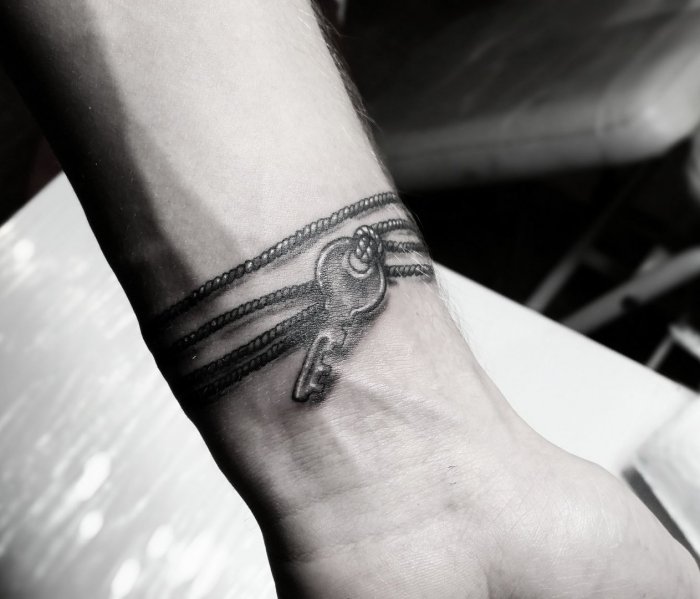 Мужзкиетату на запястье