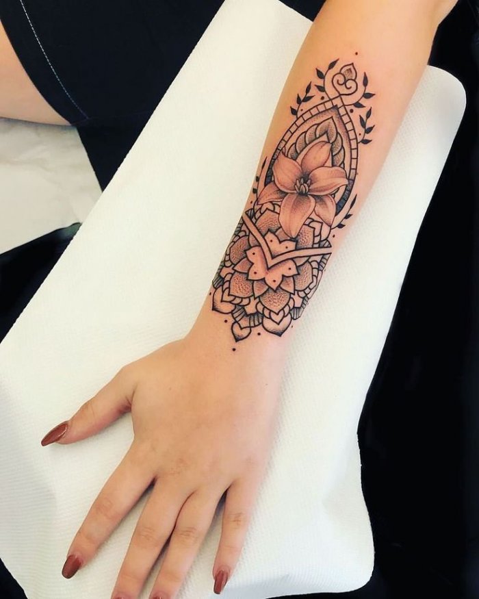 Тату на руке для девушек