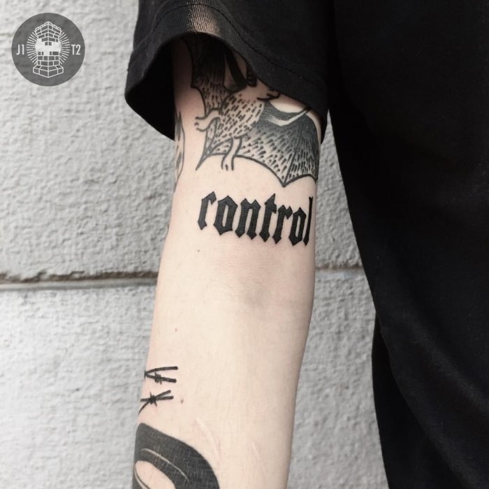 Тату на руке женские