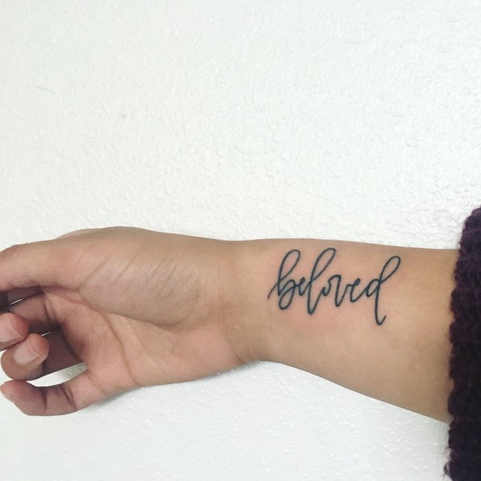 Татуха на руке надпись