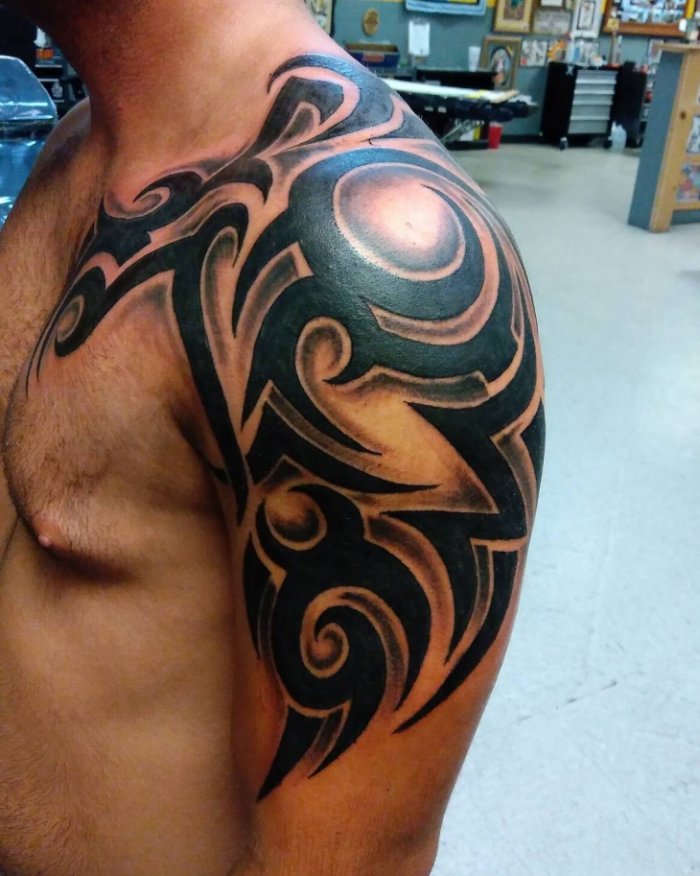 Тату трайбл на плече