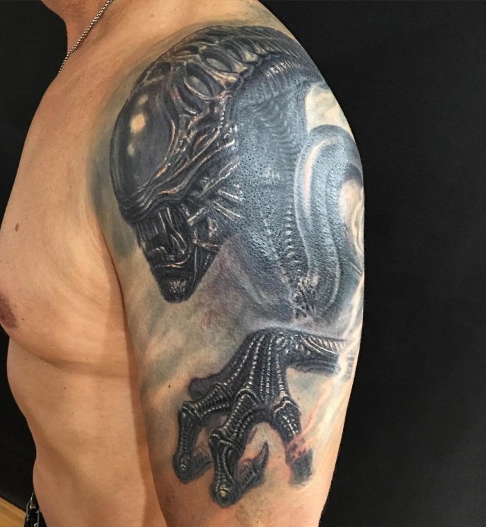 Тату на плече