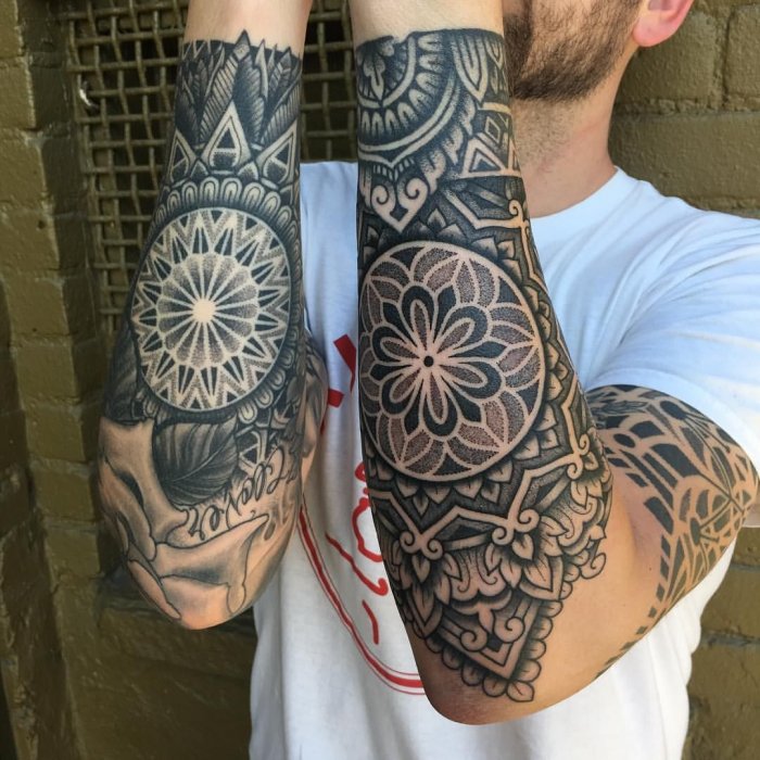 Тату нож на предплечье