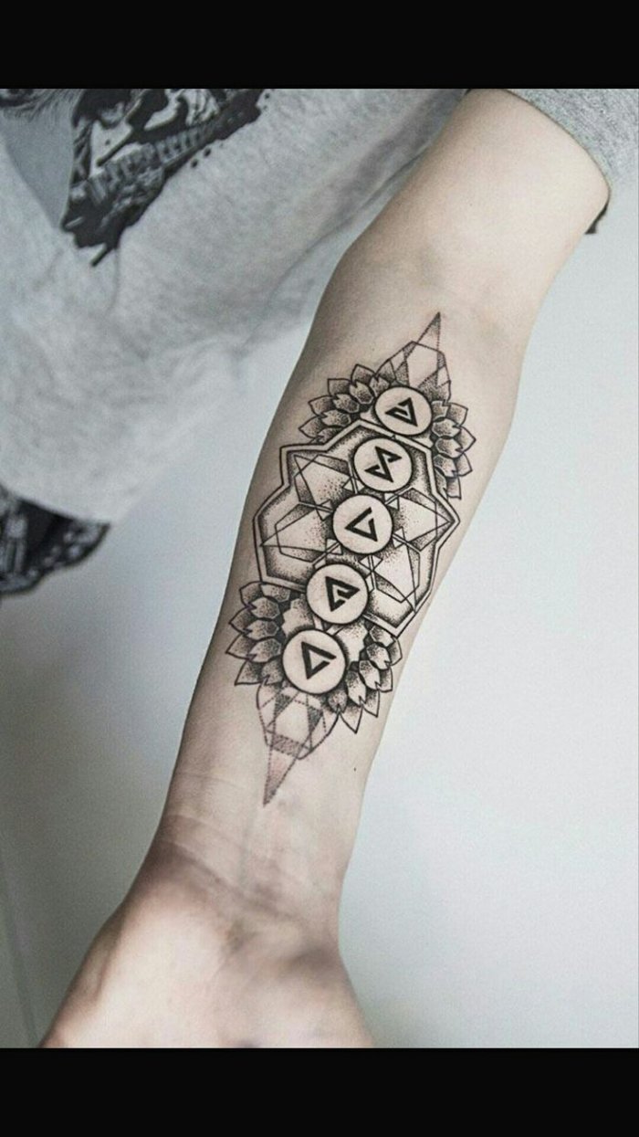 Тату на предплечье