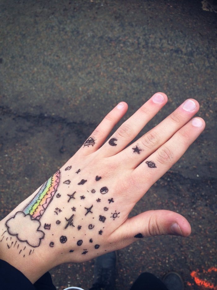 Тату на руке ручкой легкие