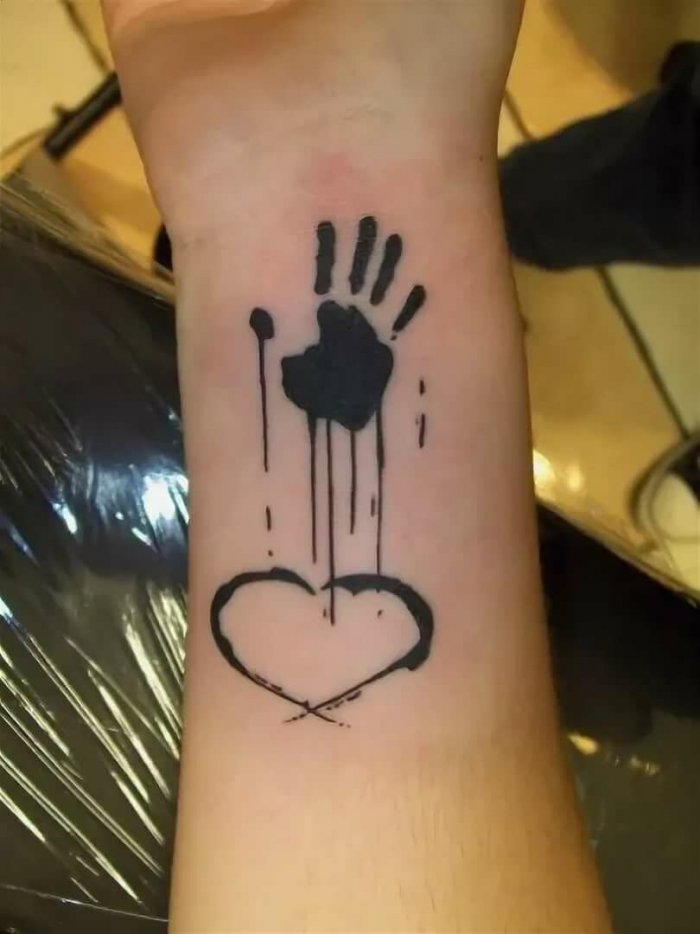 Чёрной ручкой на руке