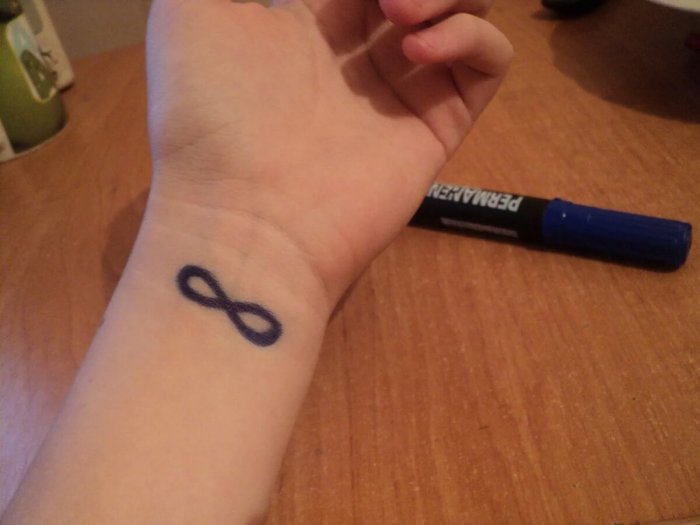 Тату на руке ручкой