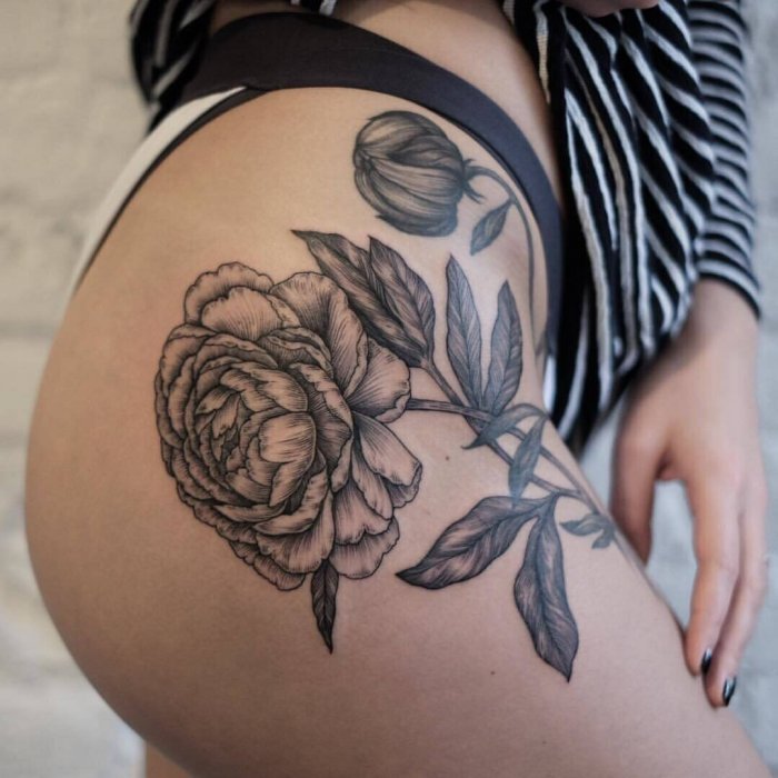 Тату на бедре женские