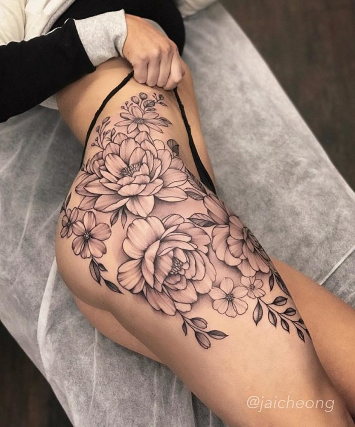 Тату на бедре