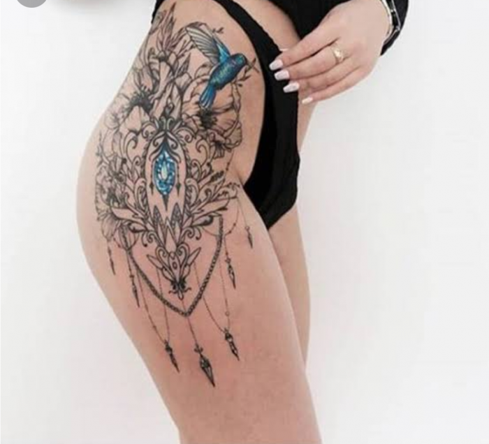 Тату на бедре