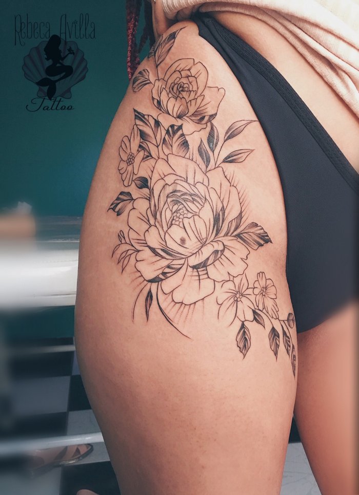 Тату на бедре женские