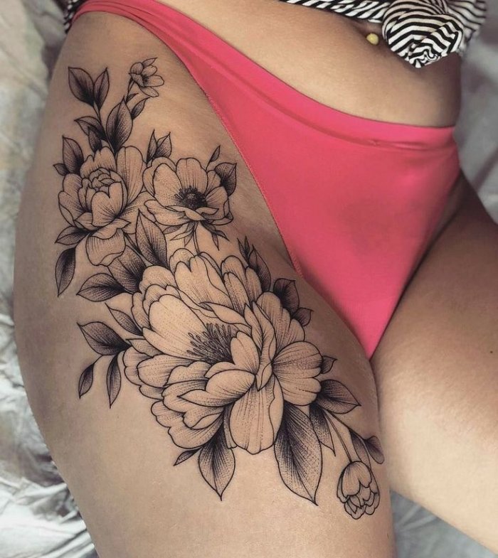 Тату на бедре женские