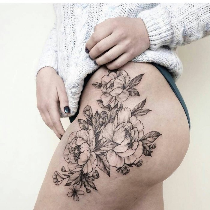 Тату на бедре