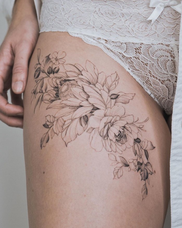 Тату Мандала на бедре