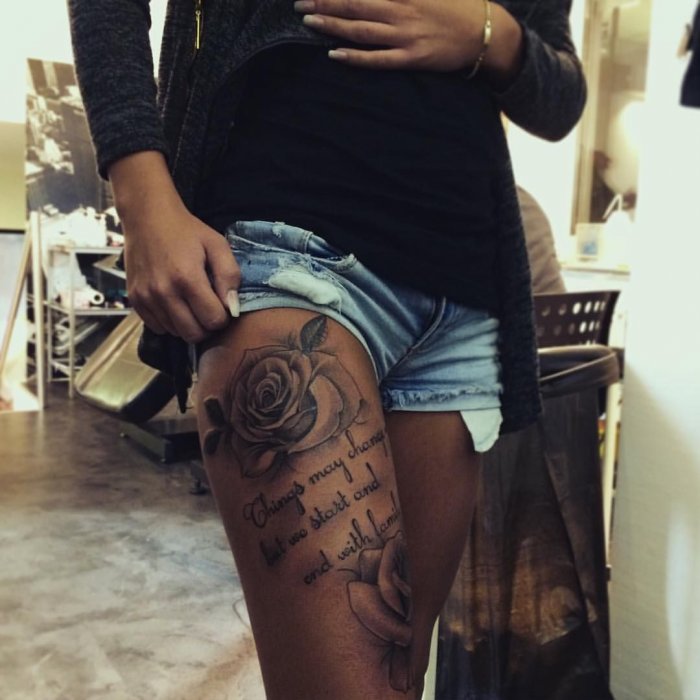 Тату цветы на бедре