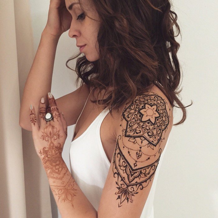 Женское тату на запястье руки