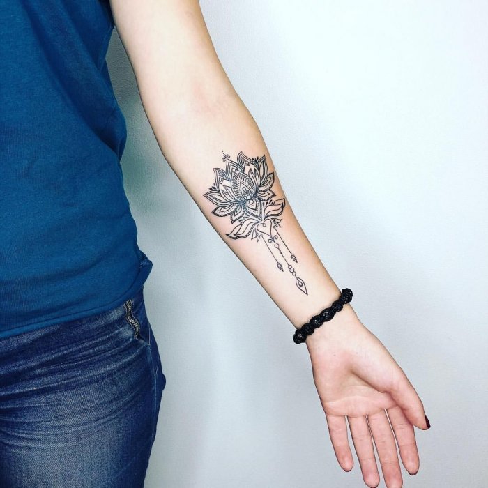 Тату на ушке для девушек