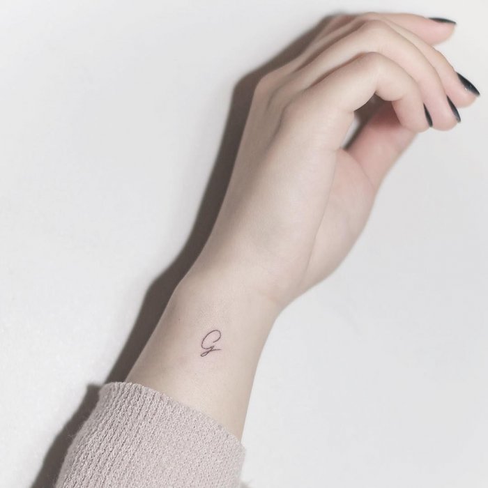 Тату на руке для девушек надписи