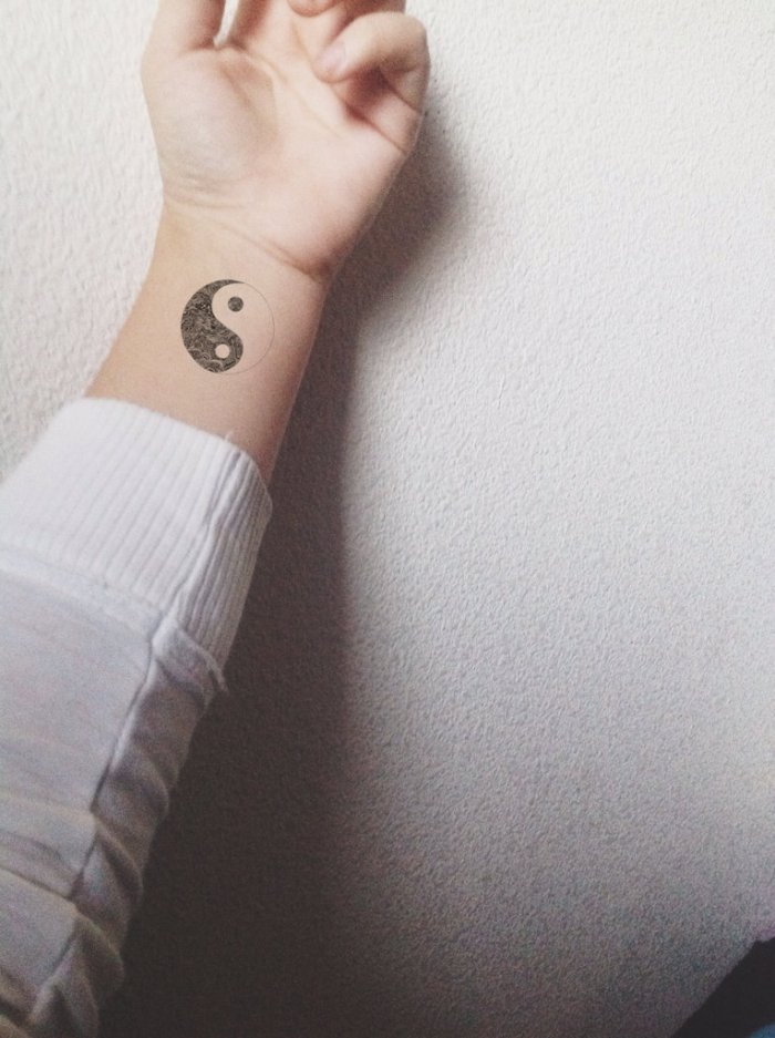 Небольшие тату на руку для мужчин