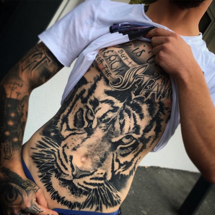 Тату на рёбрах у мужчин