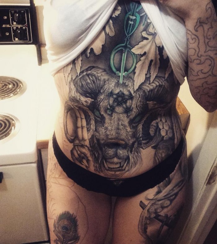 Тату череп на животе