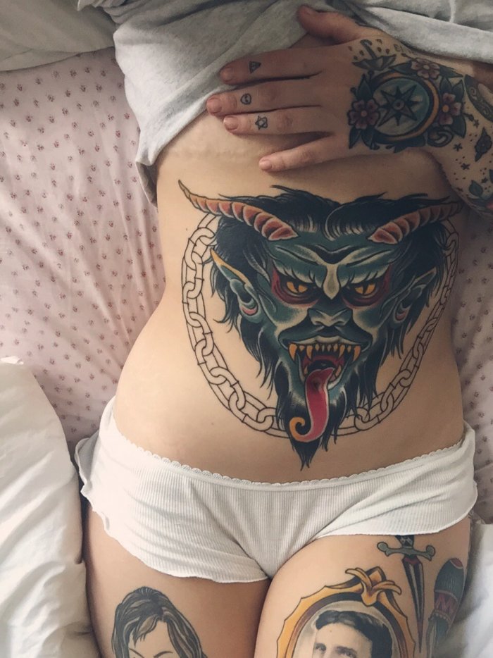 Тату змея на животе